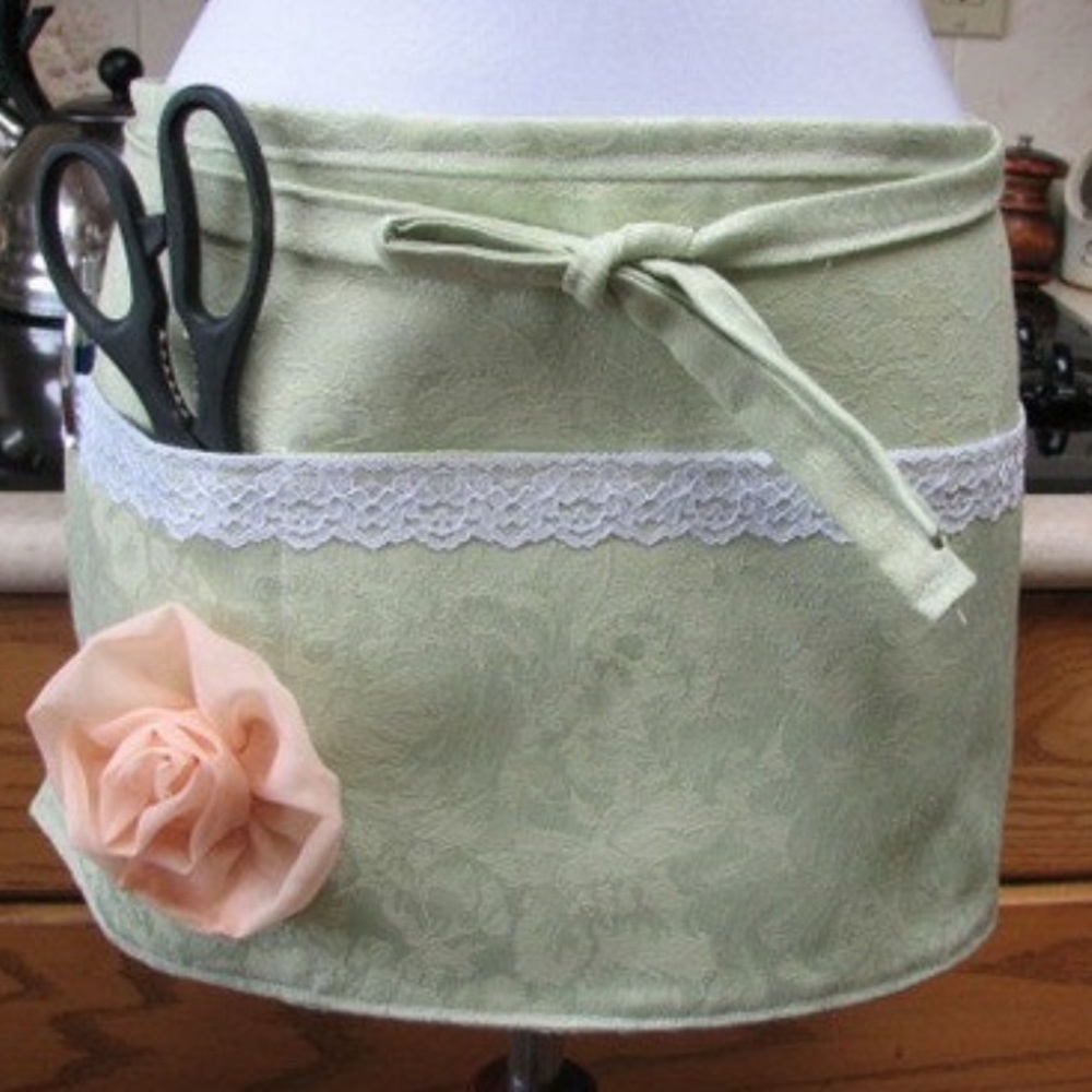 Crafting or Gardening Apron w/Lace Trim and Peach Flower 💚SALE 3/$25